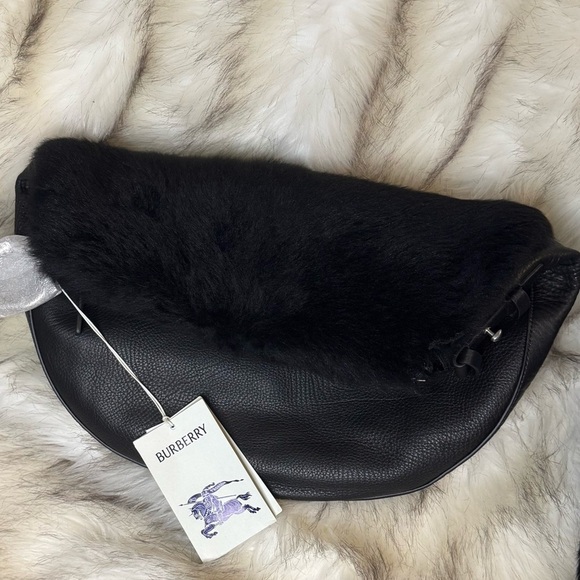 SOLD
BURBERRY Large Black leather/Fur Shoulder bag silver hardware - Picture 8 of 14
